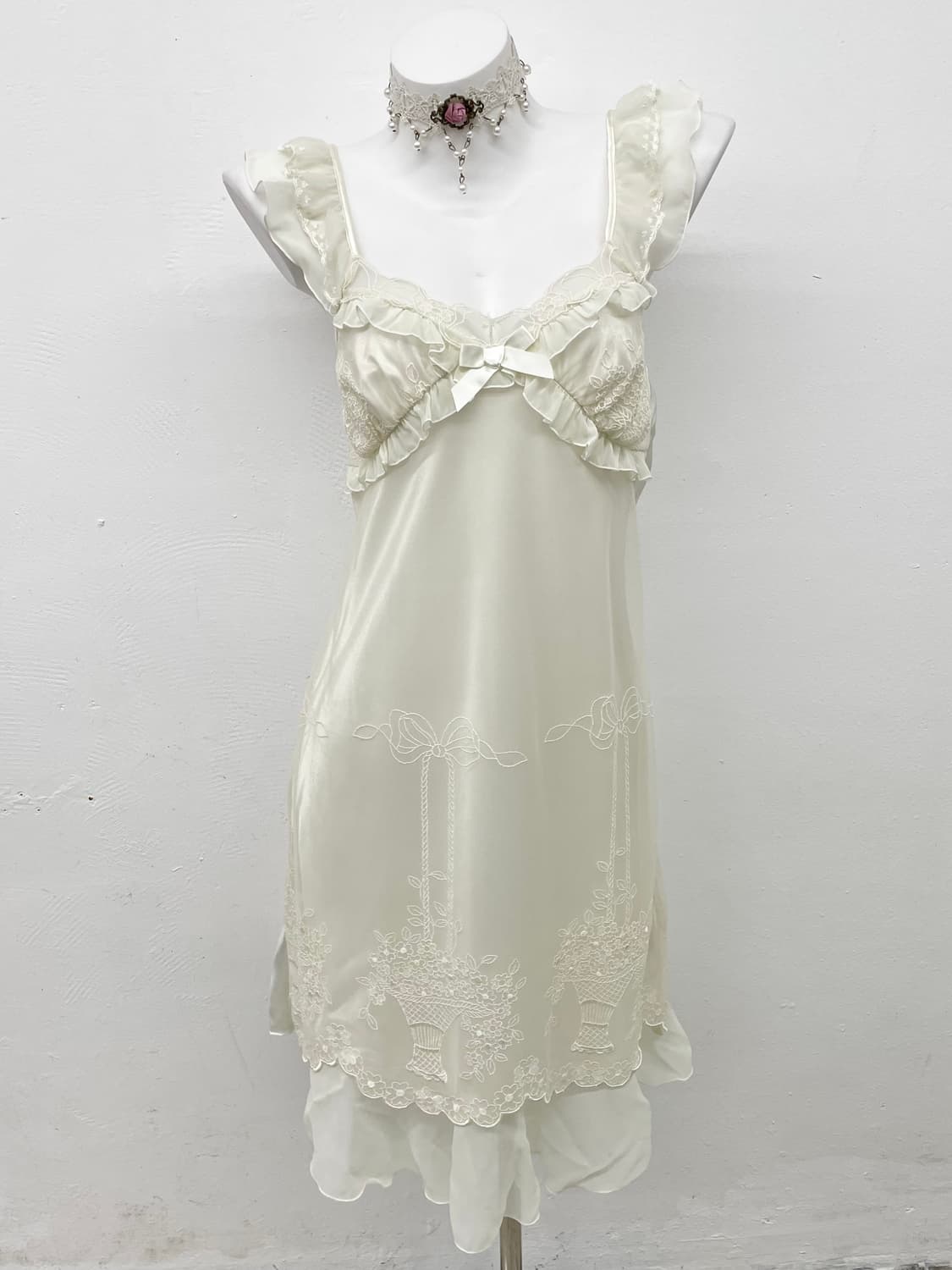 아이보리 자수 프릴 슬립 상품이미지1