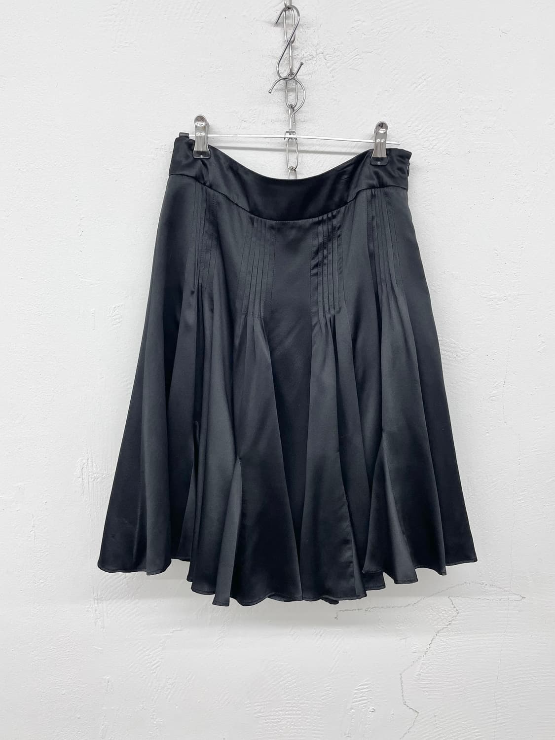 새틴 핀턱 프릴 미디 스커트 상품이미지1