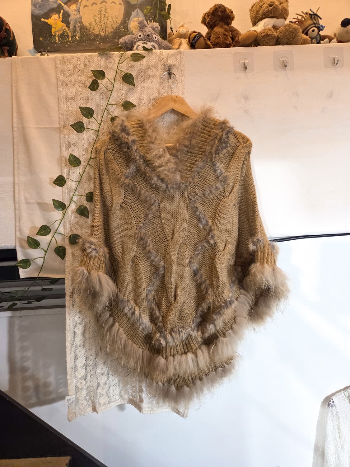 래빗퍼 트리밍 케이프 후드 니트 상품이미지1