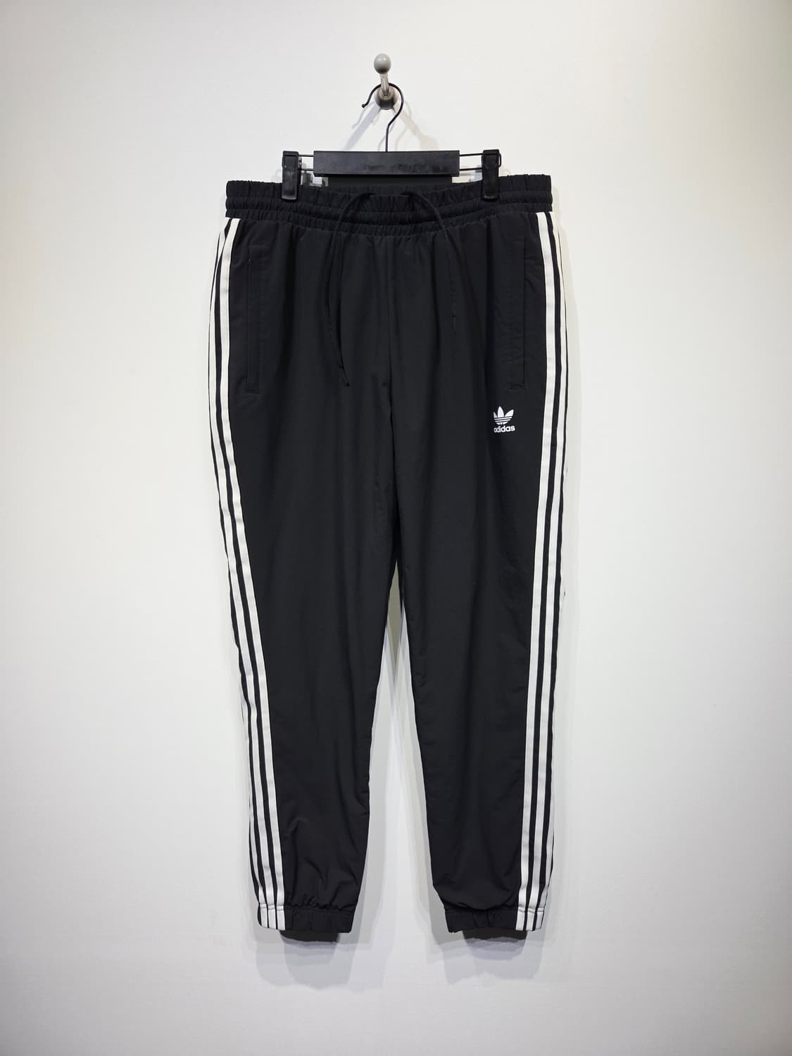 아디다스 오리지널스 웜업 트랙 팬츠 블랙 상품이미지2