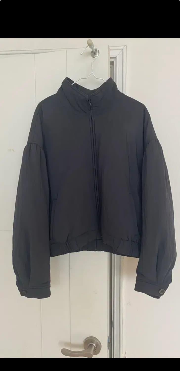 아모멘토 패디드 셔링 크롭 점퍼 상품이미지5