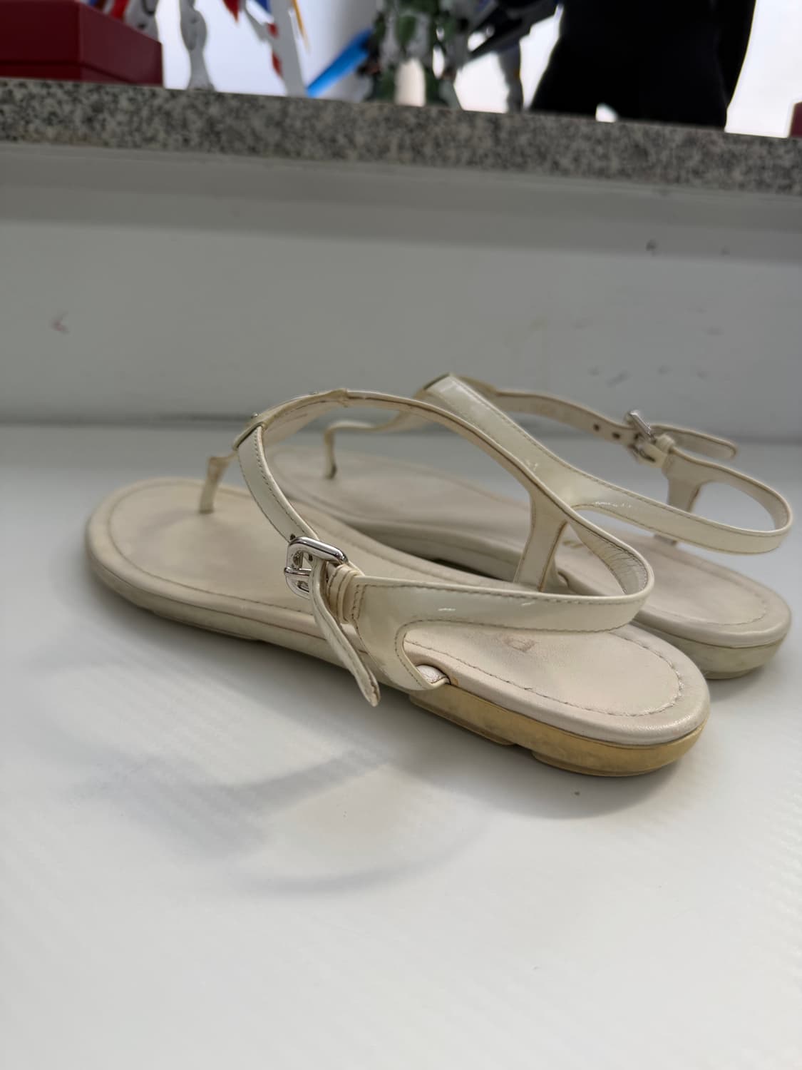 정품) 프라다 삼각로고 화이트 쪼리 샌들 37 상품이미지6