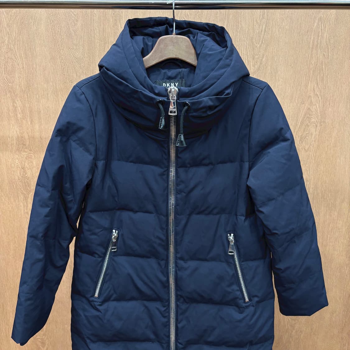 도나카란 뉴욕 롱 패딩 코트 후드 하이넥 밑단 스크링 디테일 다크 네이비 상품이미지4