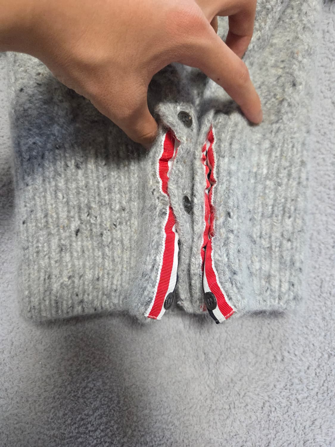 [정품/3사이즈] 톰브라운 사선 완장 니트 그레이 상품이미지3