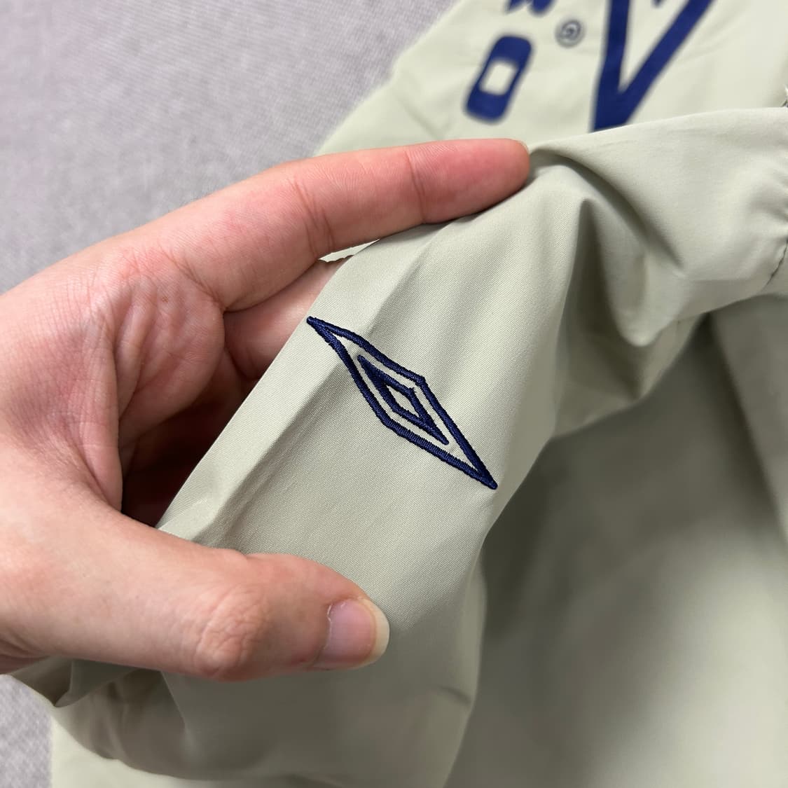 엄브로 올드스쿨 빅로고 브이넥 웜업(105) 상품이미지6