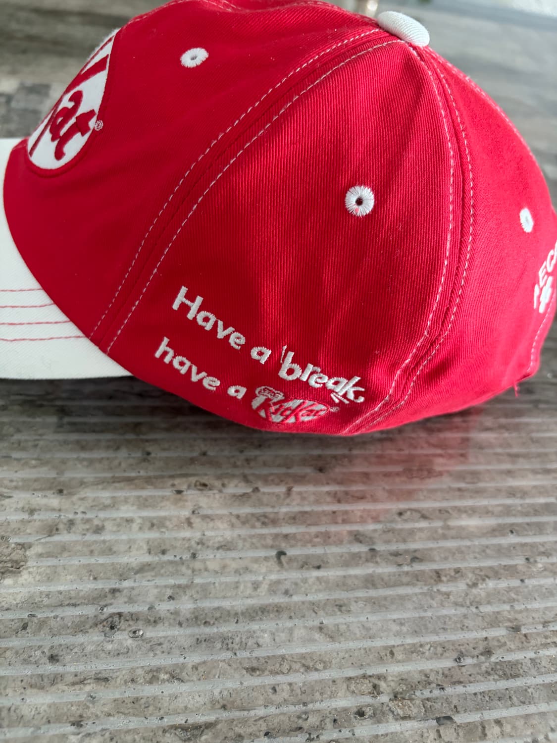 킷캣 x 에이카화이트 볼캡 상품이미지3