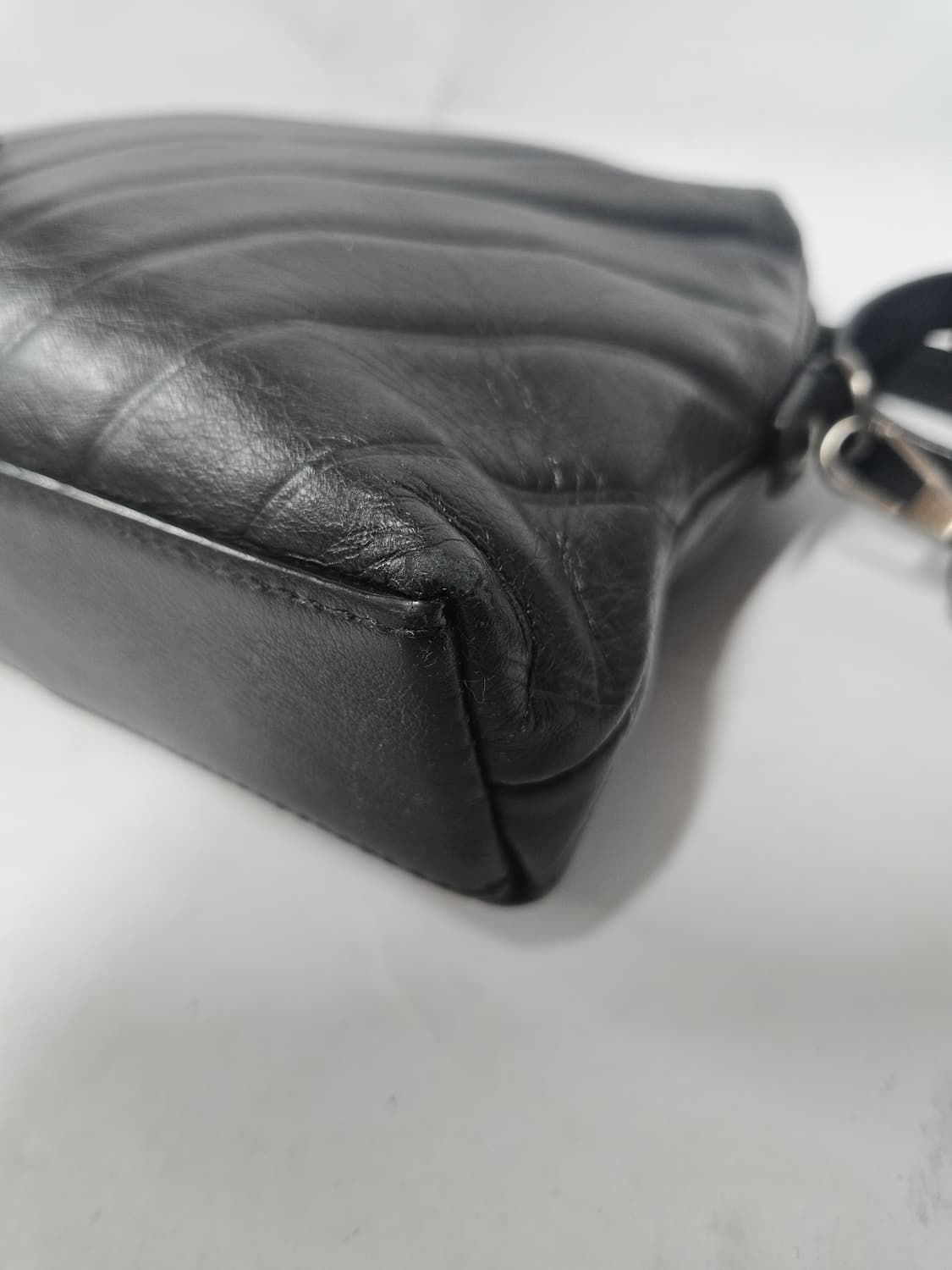 루즈 앤 라운지 블랙 레더 퀼팅 크로스백 상품이미지6