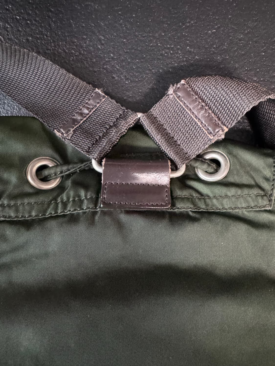 프라다 포코노 나일론 백팩 (올리브) 상품이미지4