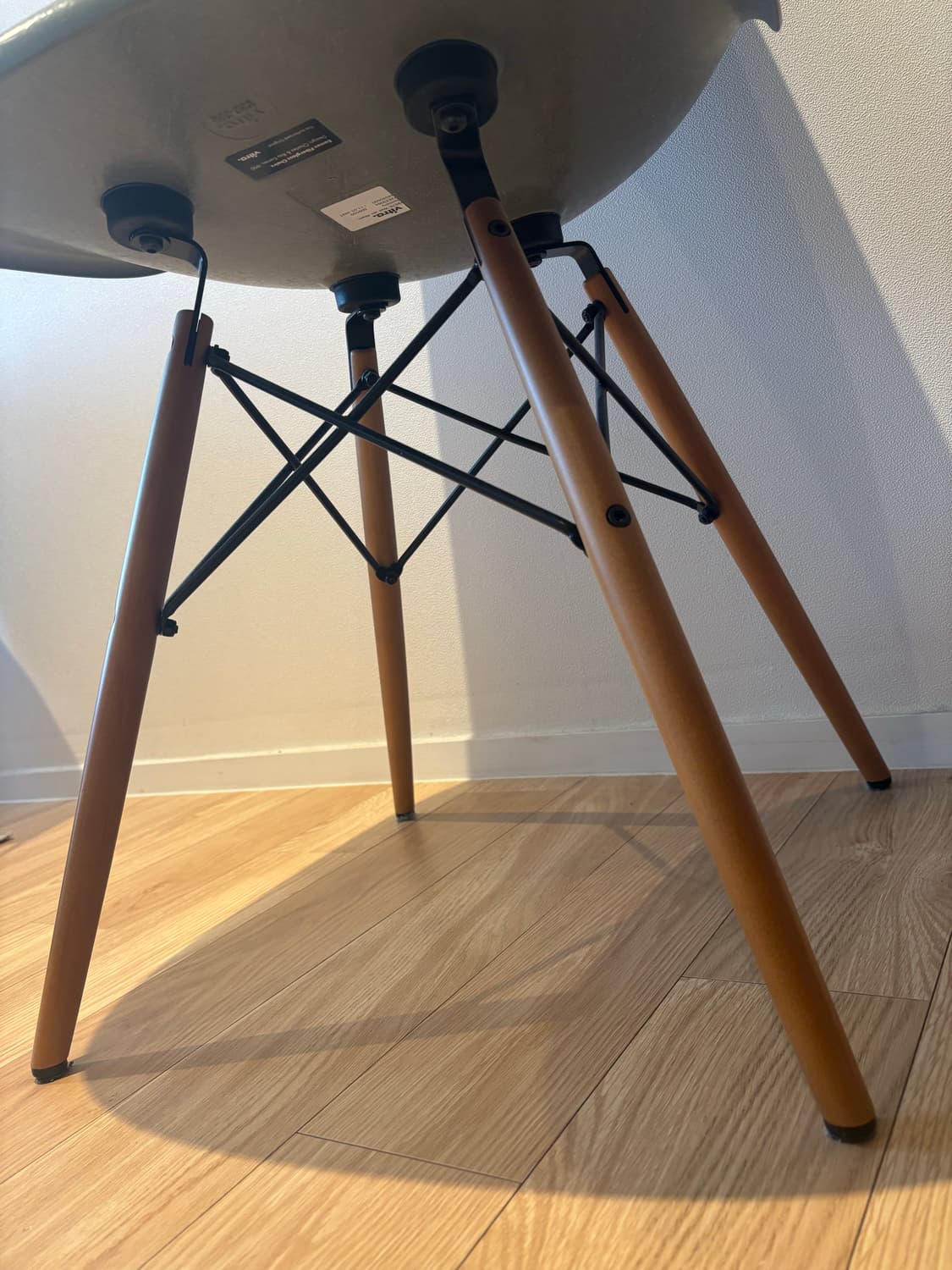 비트라 임스 파이버글라스 사이드체어 DSW Raw Umber 상품이미지4