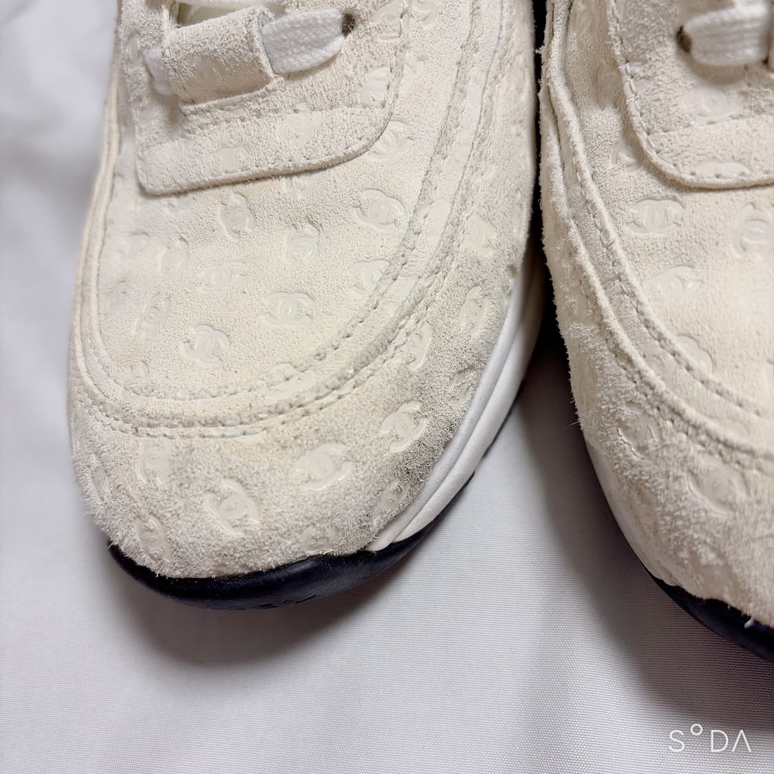 CHANEL 샤넬 CC로고 플레이 올오버 스웨이드 스니커즈 38.5 상품이미지3