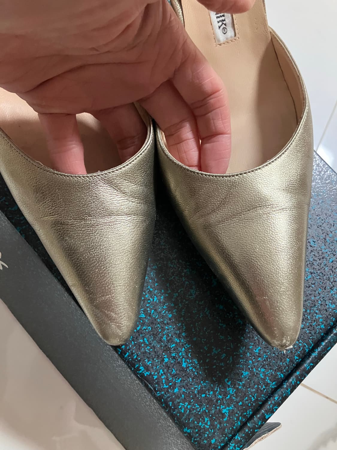 마놀로 블라닉 슬링백 금색 힐 포인티드토 상품이미지3