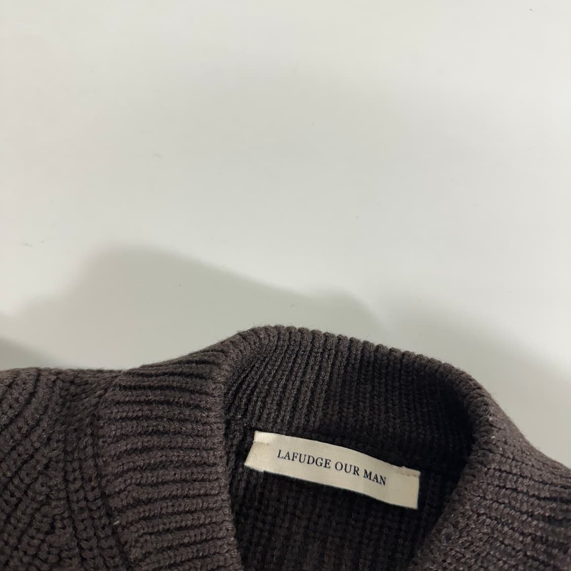 100 라퍼지스토어 다크브라운 헨리넥 니트 상품이미지2