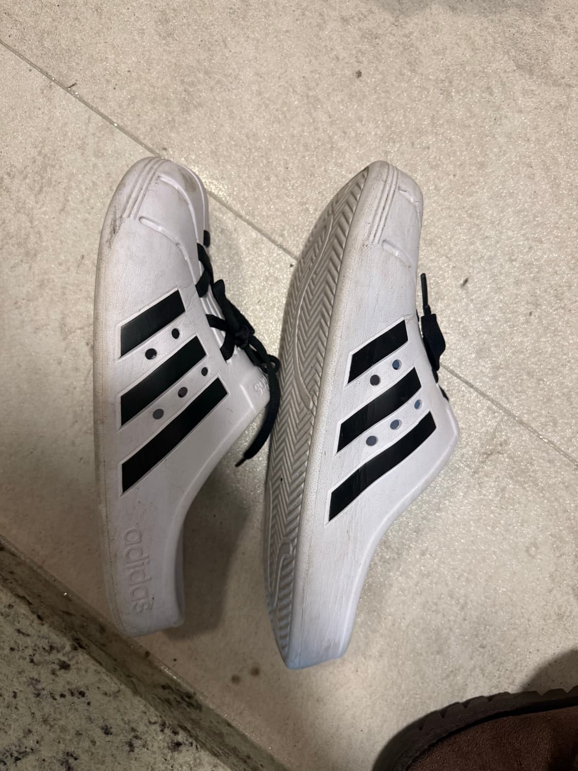 아디다스 아딜렛 클로그 화이트 블랙 상품이미지1