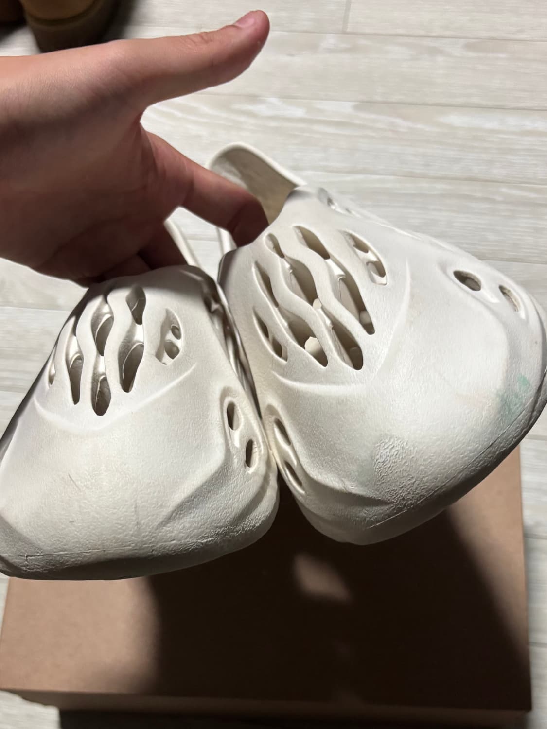 Adidas Yeezy Foam RNR Sand 상품이미지5