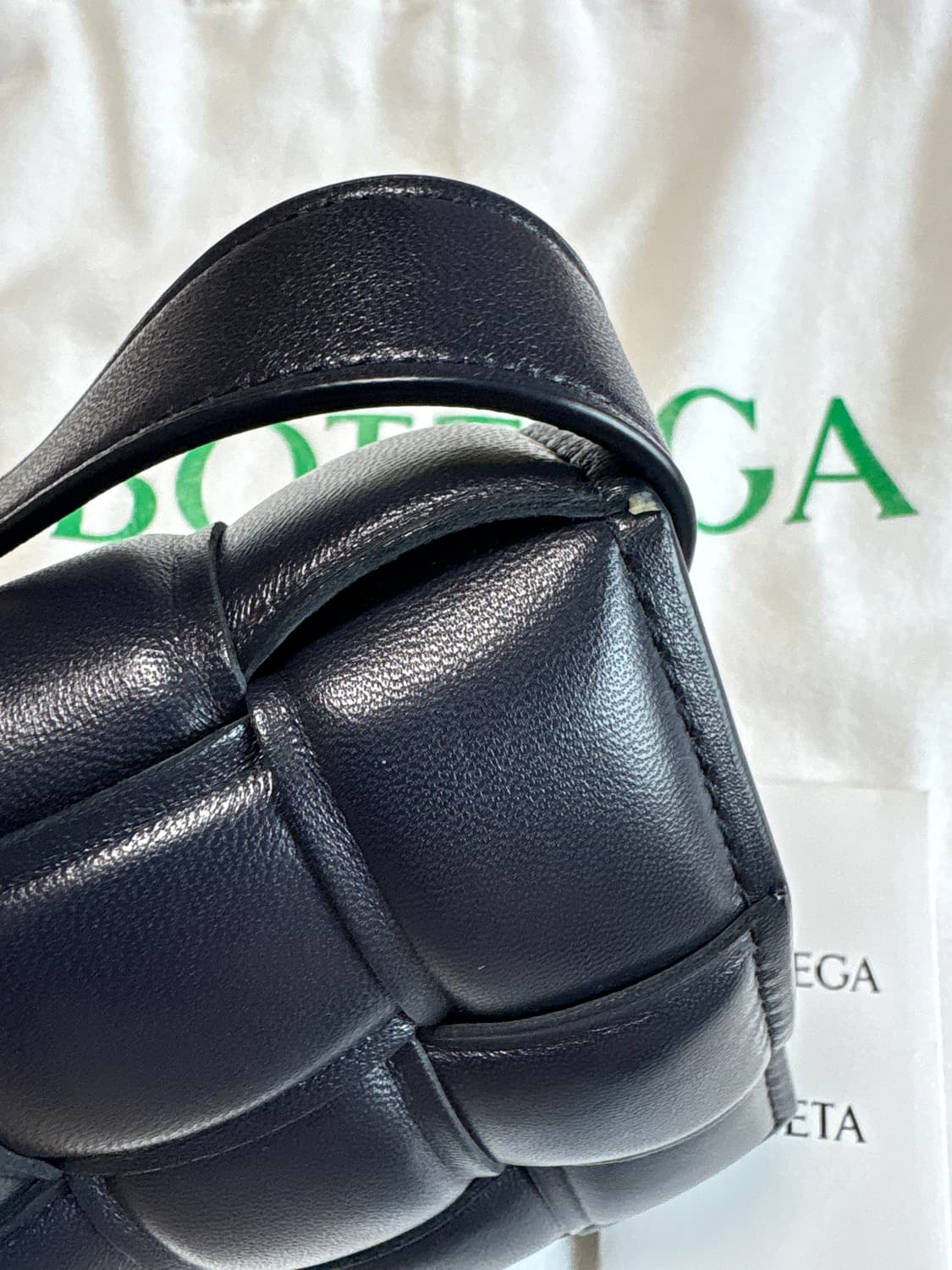 보테가 베네타 패딩레더 카세트백 딥블루 상품이미지5