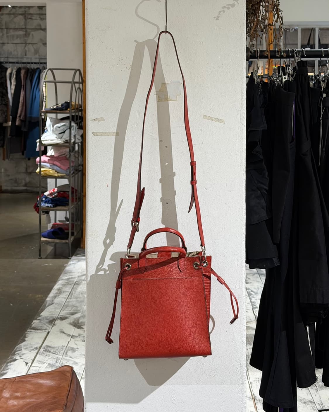 메종 마르지엘라 레드 5AC 미디엄 레더 버킷백 상품이미지4