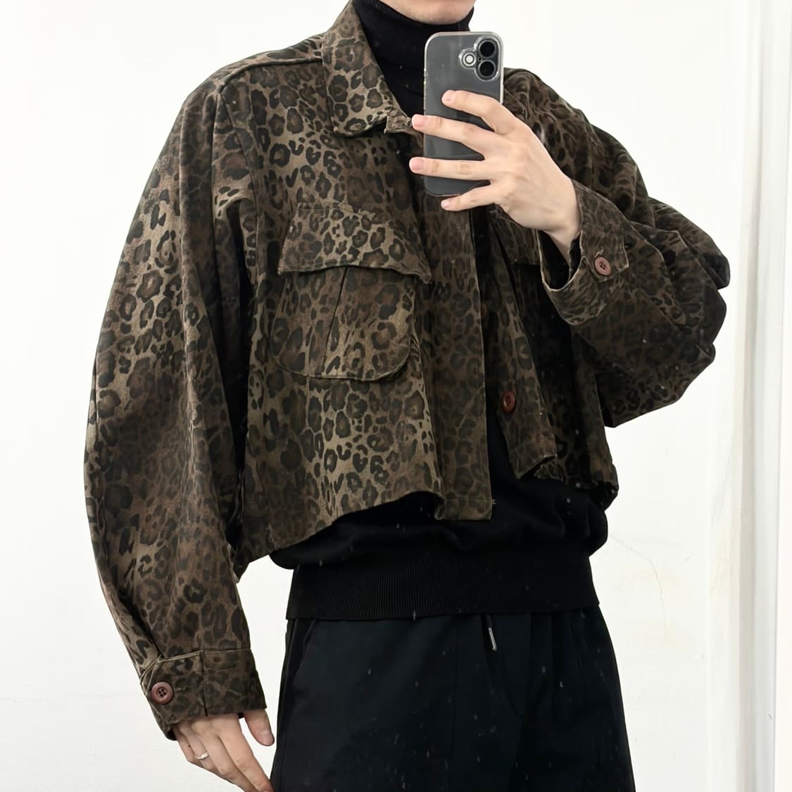 The ilma 더일마 레오파드 크롭 자켓 상품이미지1