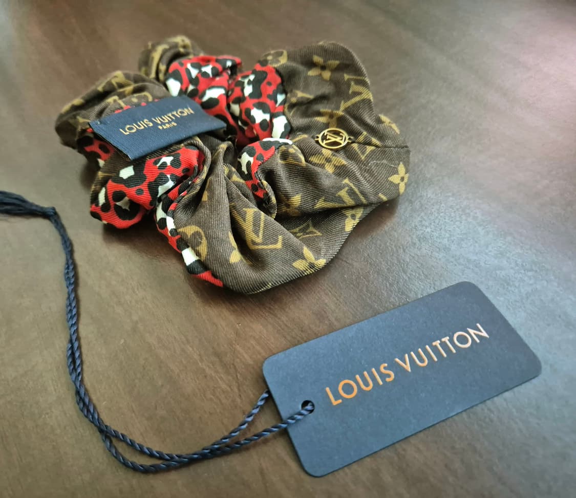 루이비통 모노그램 실크 스크런치 헤어슈슈 상품이미지5