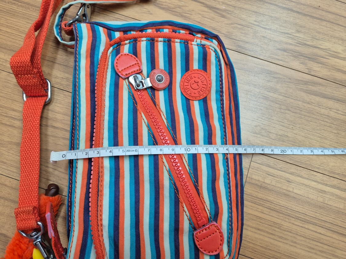 키플링 크로스백 판매합니다. 스트라이프 패턴이 들어가 있어 캐주얼하게 착 상품이미지6