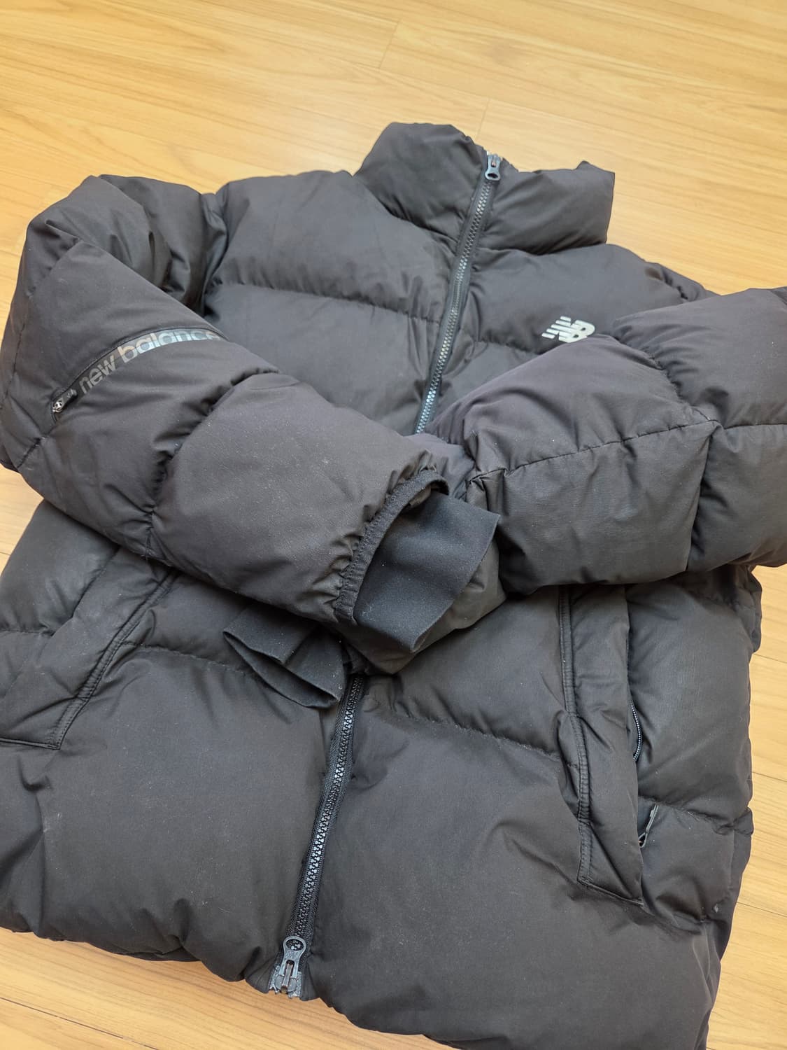 뉴발란스 블랙 패딩 사이즈는 100입니다. 충전재는 거위털이라서 엄청 따 상품이미지2