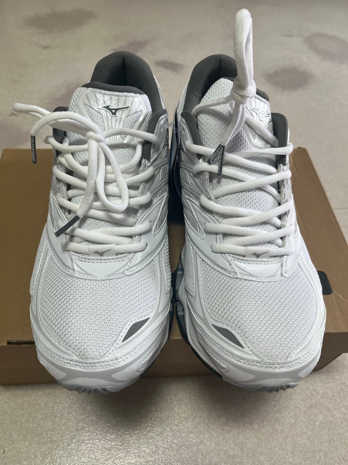 미즈노 웨이브 프로페시 LS 화이트 실버 270사이즈 팝니다 상품이미지1