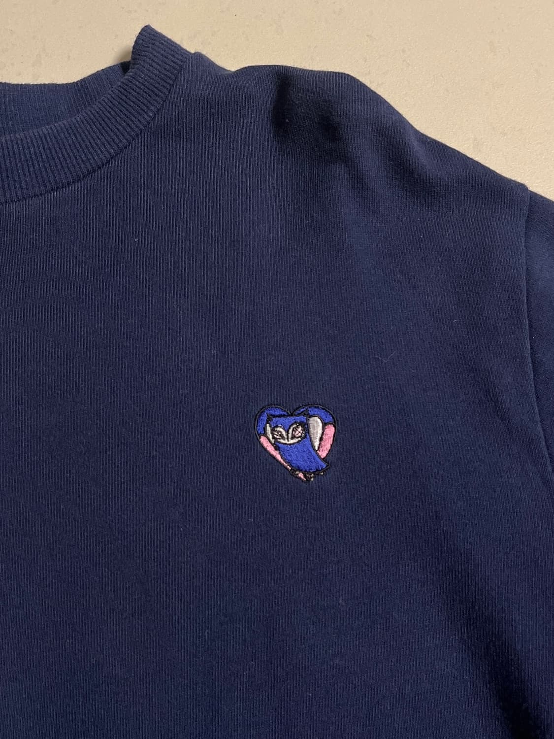 럭키슈에뜨 자수포인트 네이비 맨투맨 상품이미지2