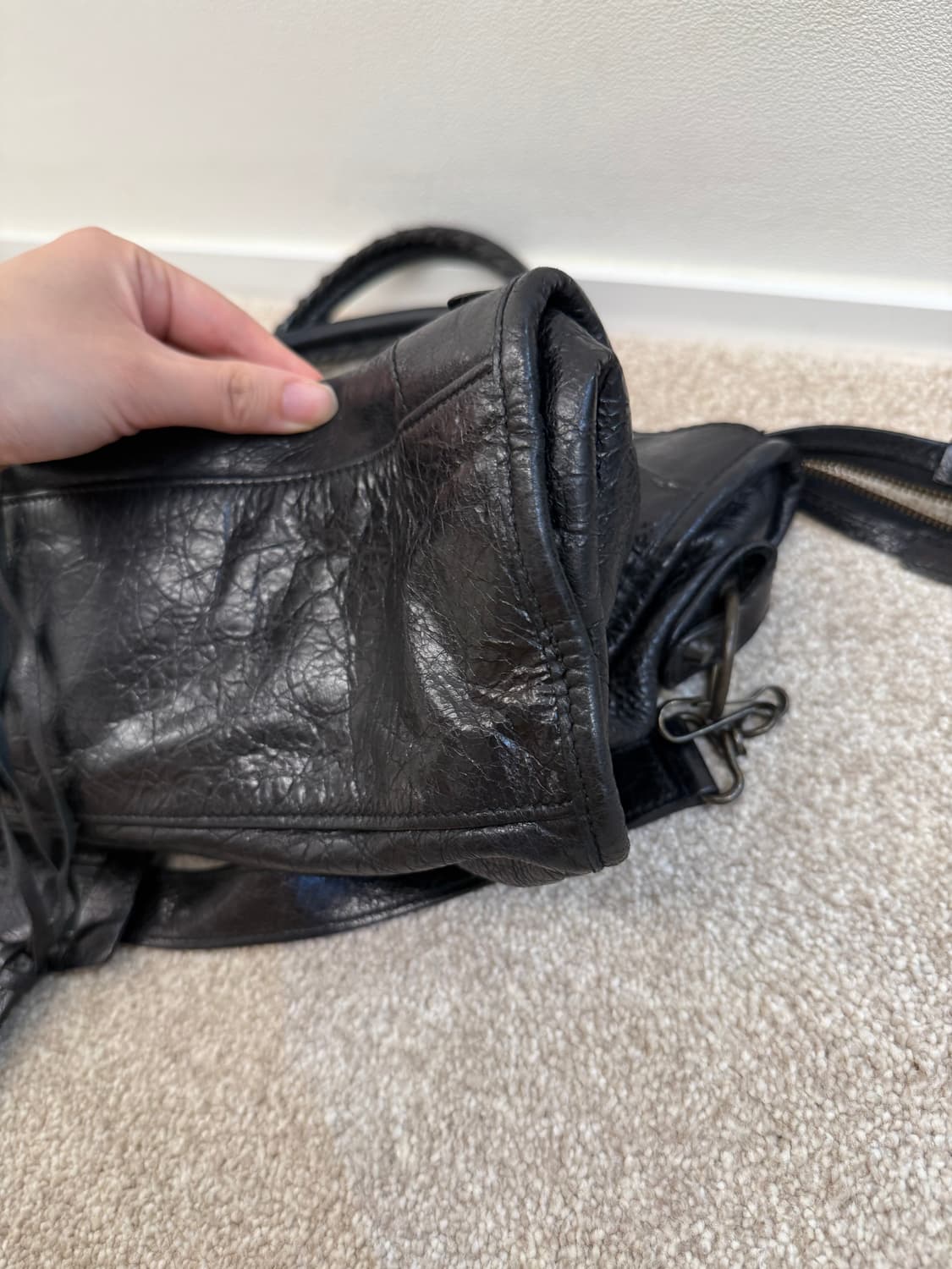 발렌시아가 시티 모터백 미디움 블랙 흑장 브라스 상품이미지4