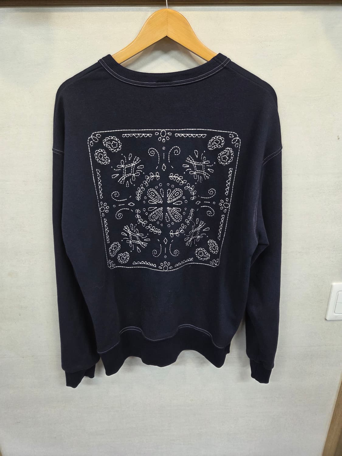 프리즘웍스 자수 스티치 맨투맨 m 상품이미지2