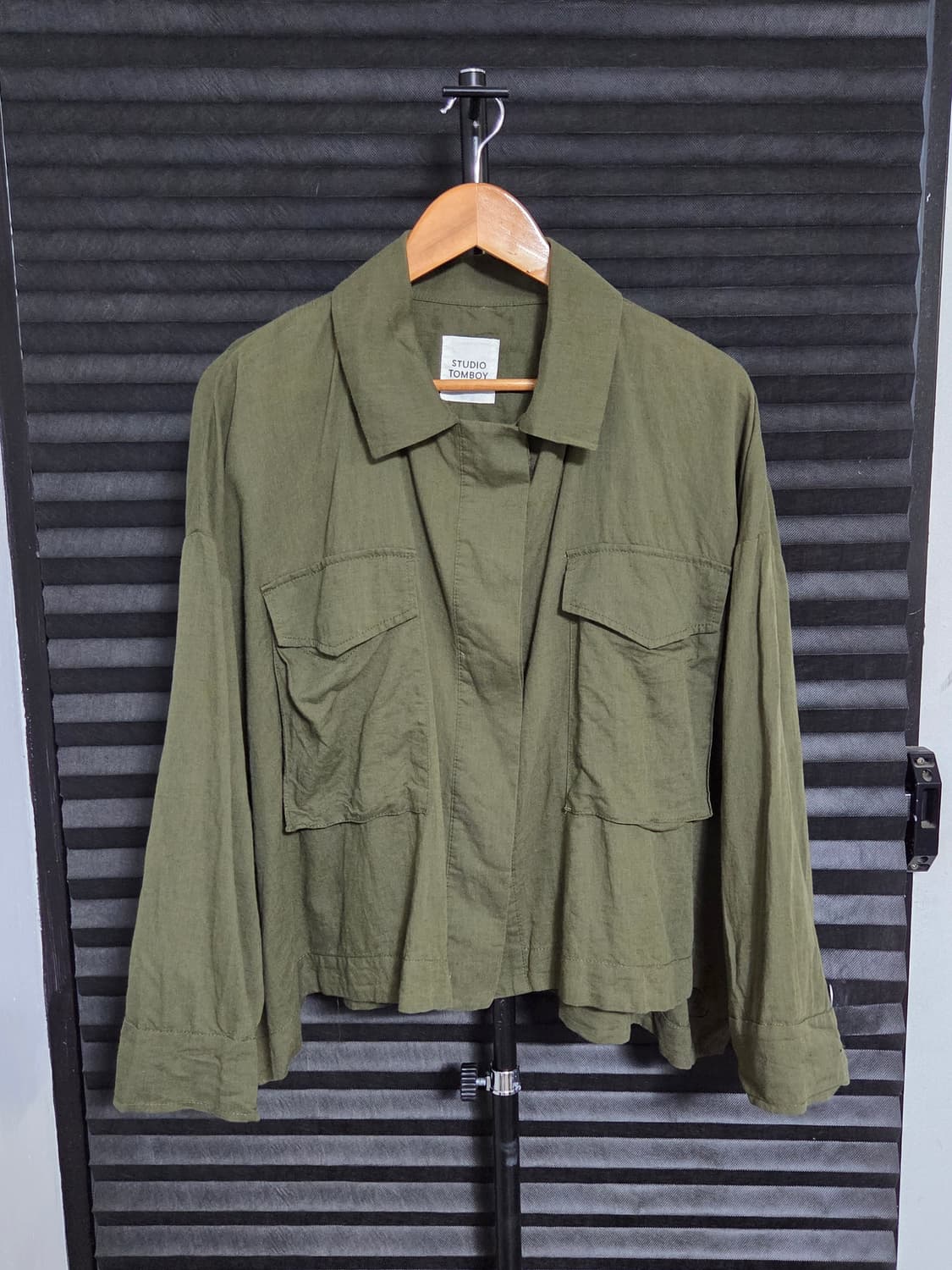 [스튜디오 톰보이] 린넨 코튼 투포켓 크롭 셔츠 자켓 | 00215 상품이미지1