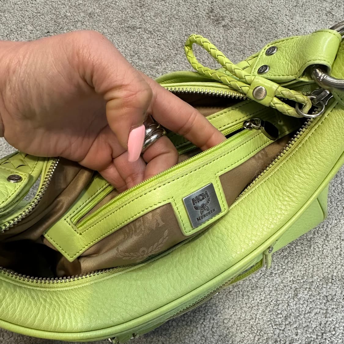MCM 엠씨엠 빈티지 라임 숄더백 상품이미지5