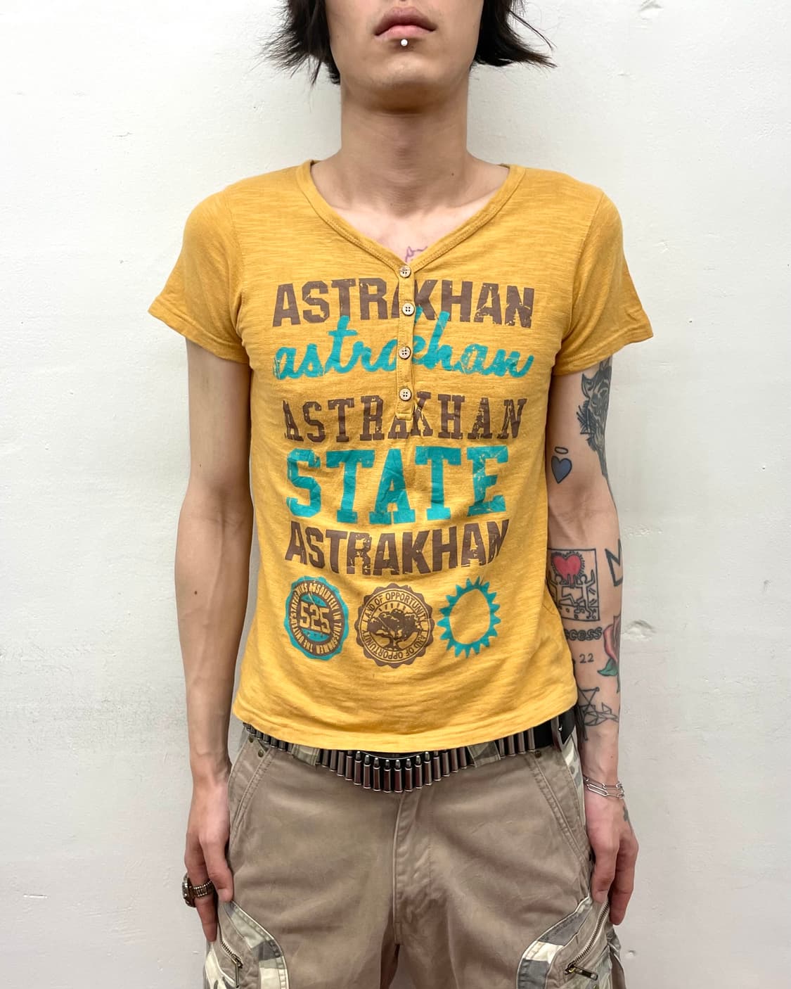 mustard button lettering T-shirt  상품이미지1