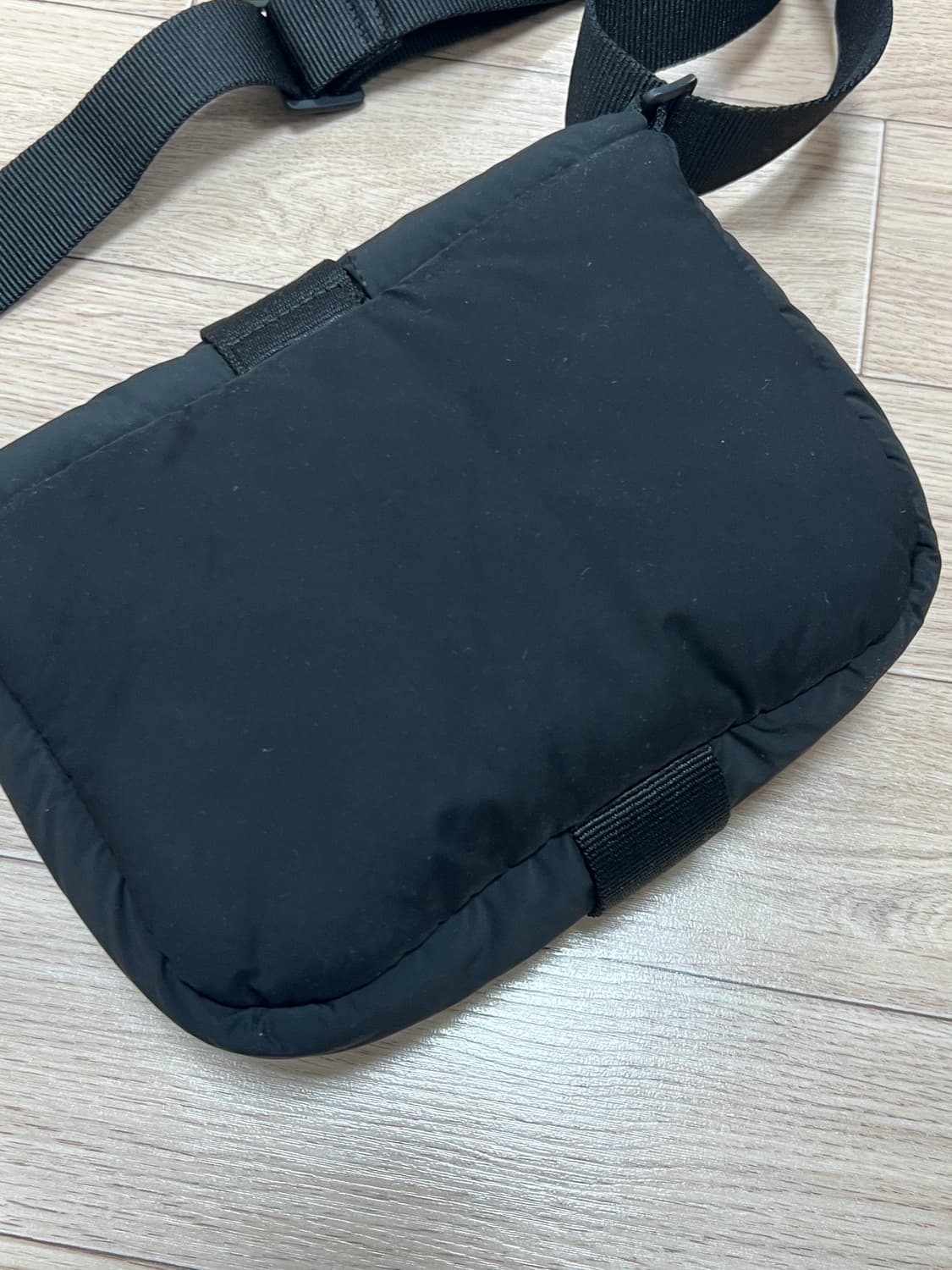 오이쇼 패디드 미니 크로스백 상품이미지4