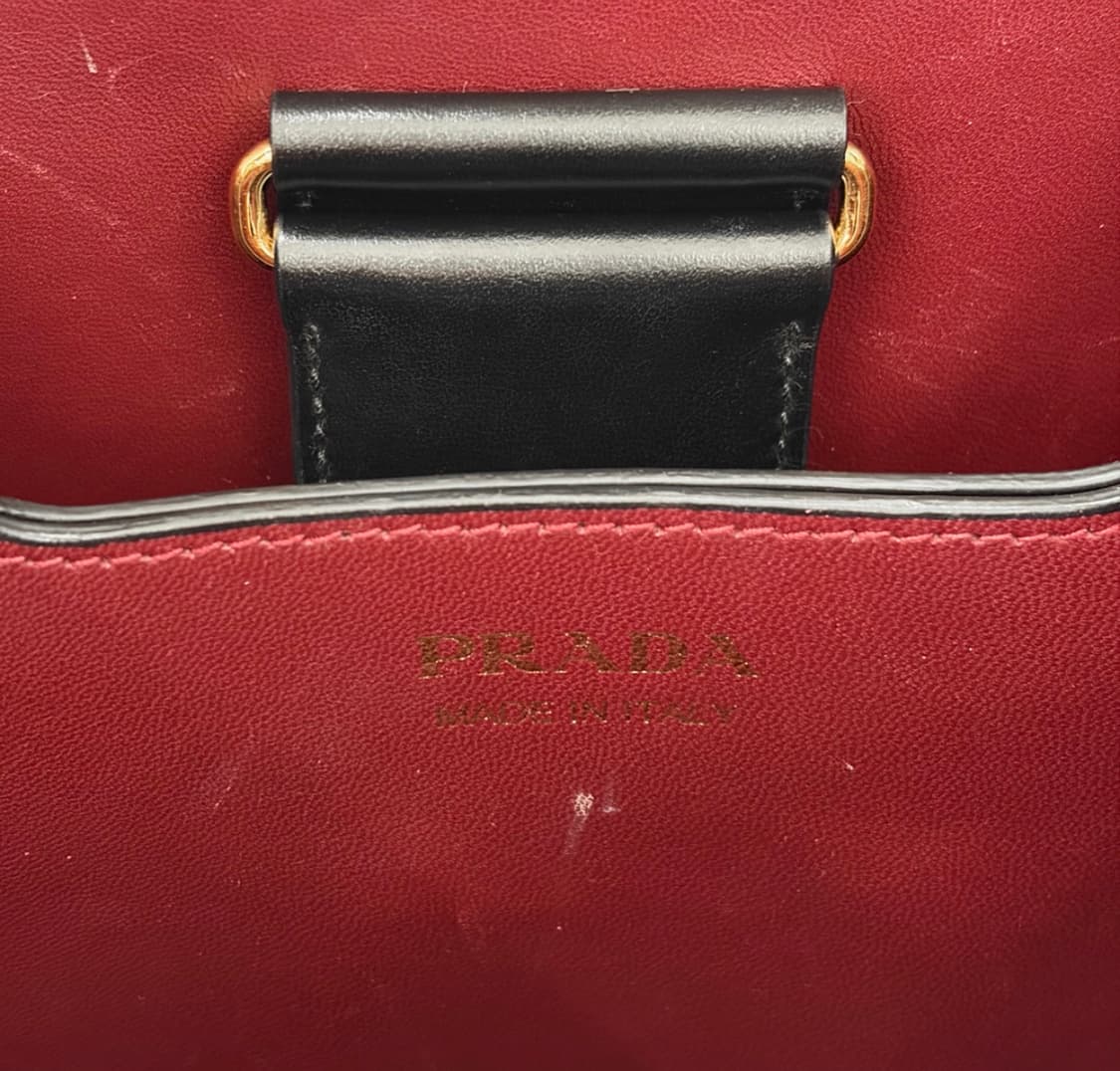 [M] 프라다 파니에 유광 브러시드 레더 버킷 백 토트백 미디움 블랙 상품이미지10