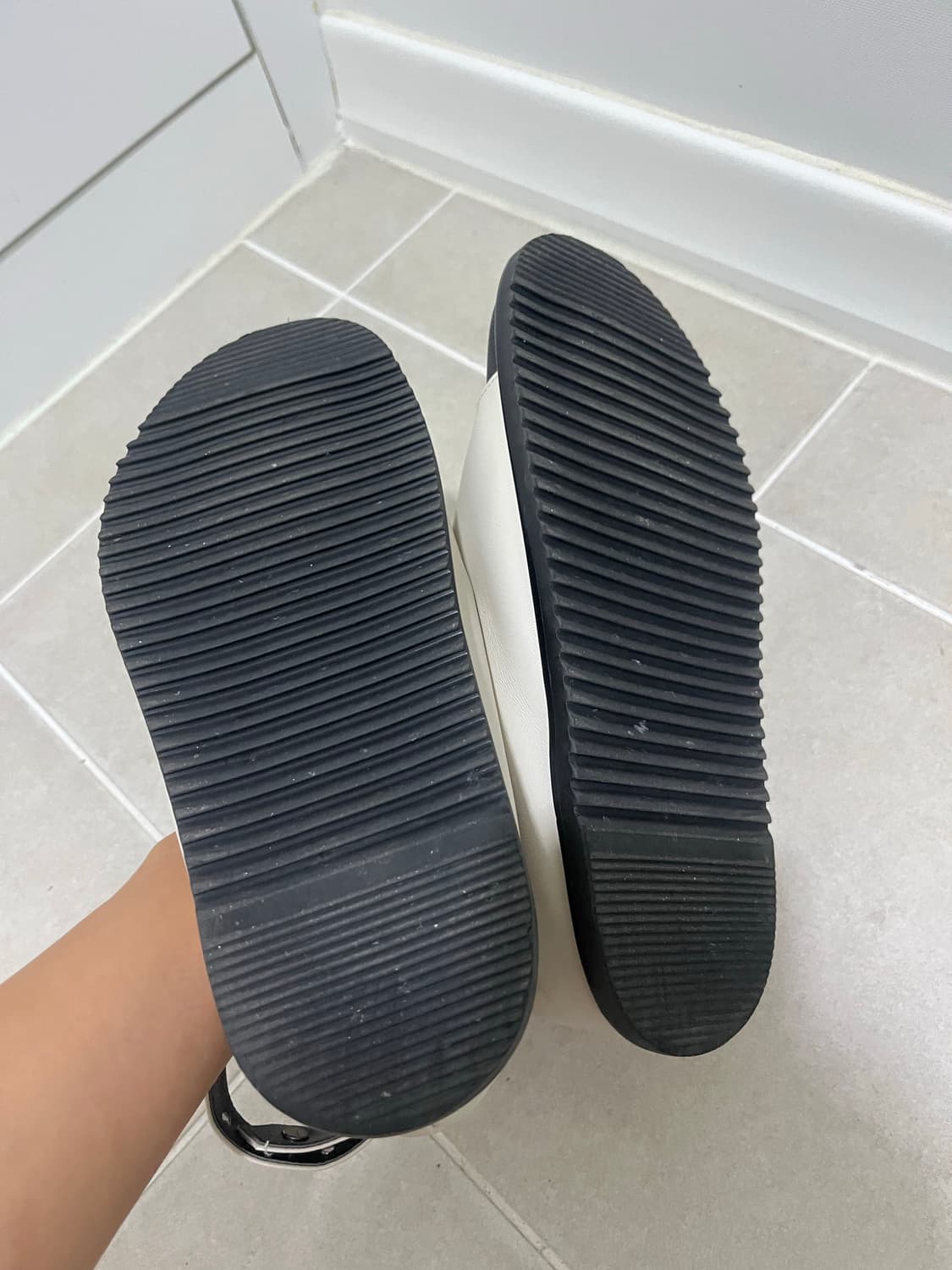 LEFT-RIGHT COMFY SANDAL 판매(웜화이트/250) 상품이미지8