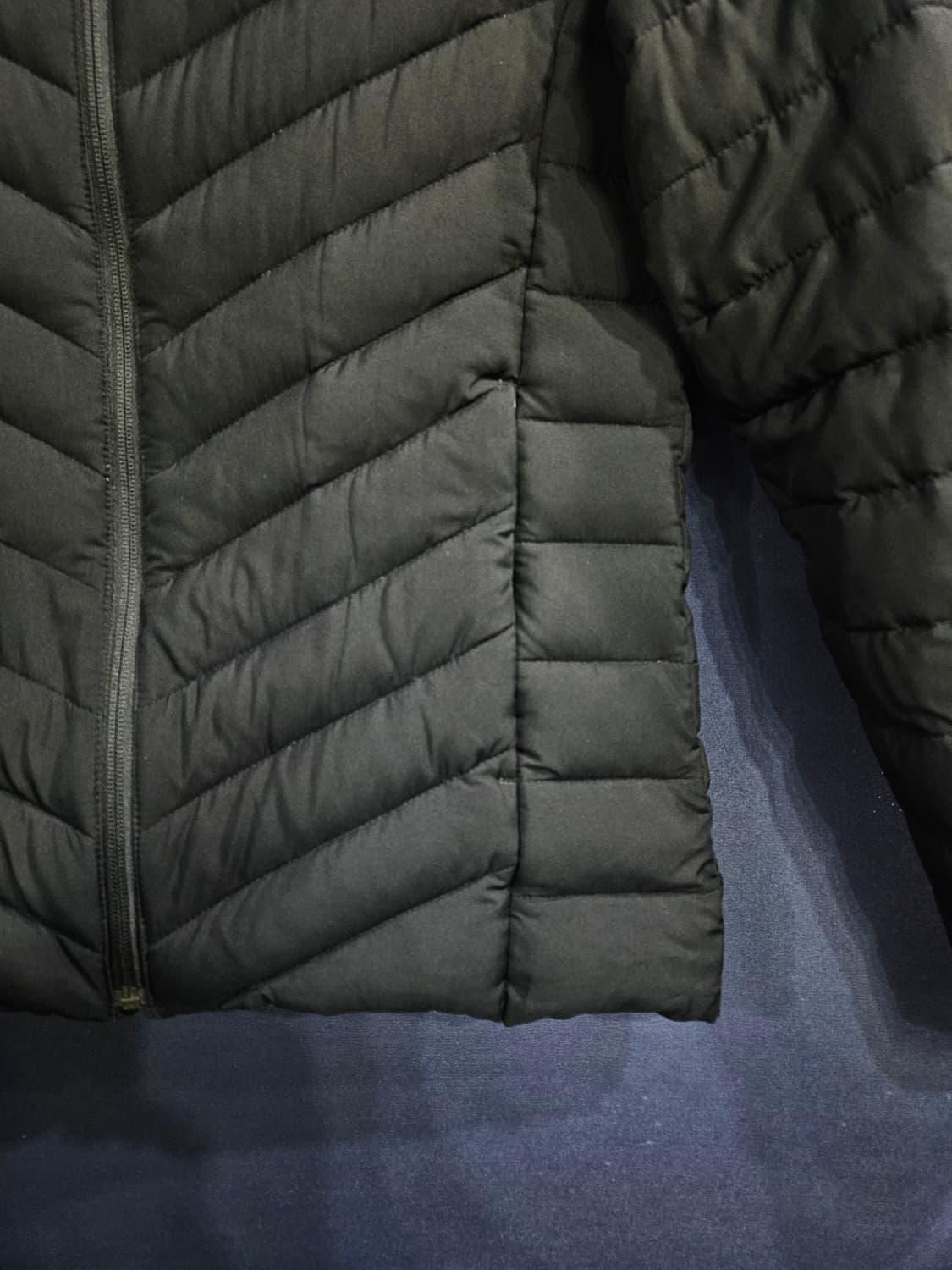 데상트 블랙컬러 남성 슬림핏 95 덕다운 경량패딩  상품이미지6