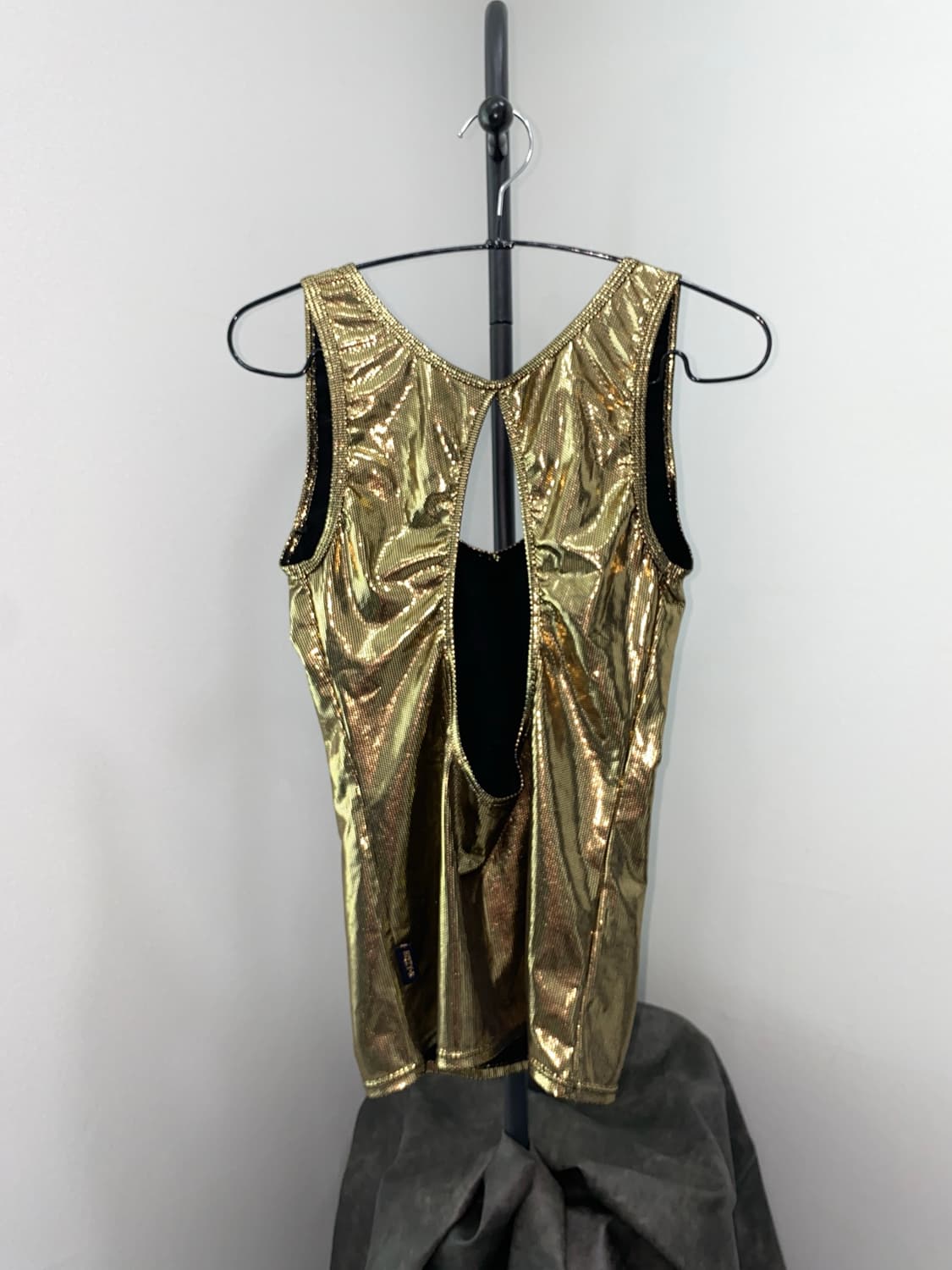 Cyber Glam Metallic Backless Top 상품이미지4