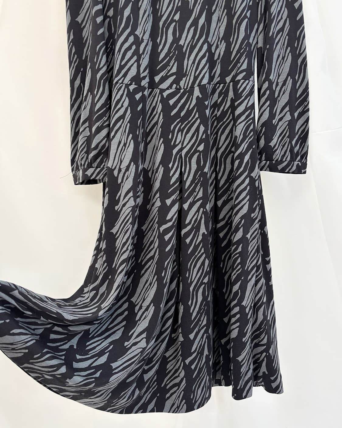 asymmetrical wave pattern pleats ops 상품이미지5