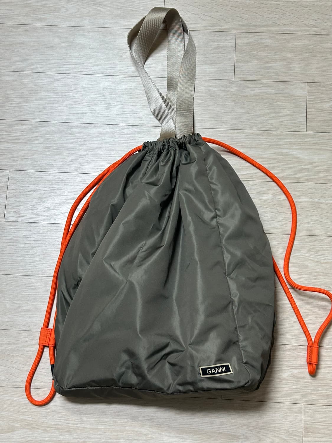 GANNI 가니 드로우스트링 숄더백 카키 (새상품) 상품이미지1