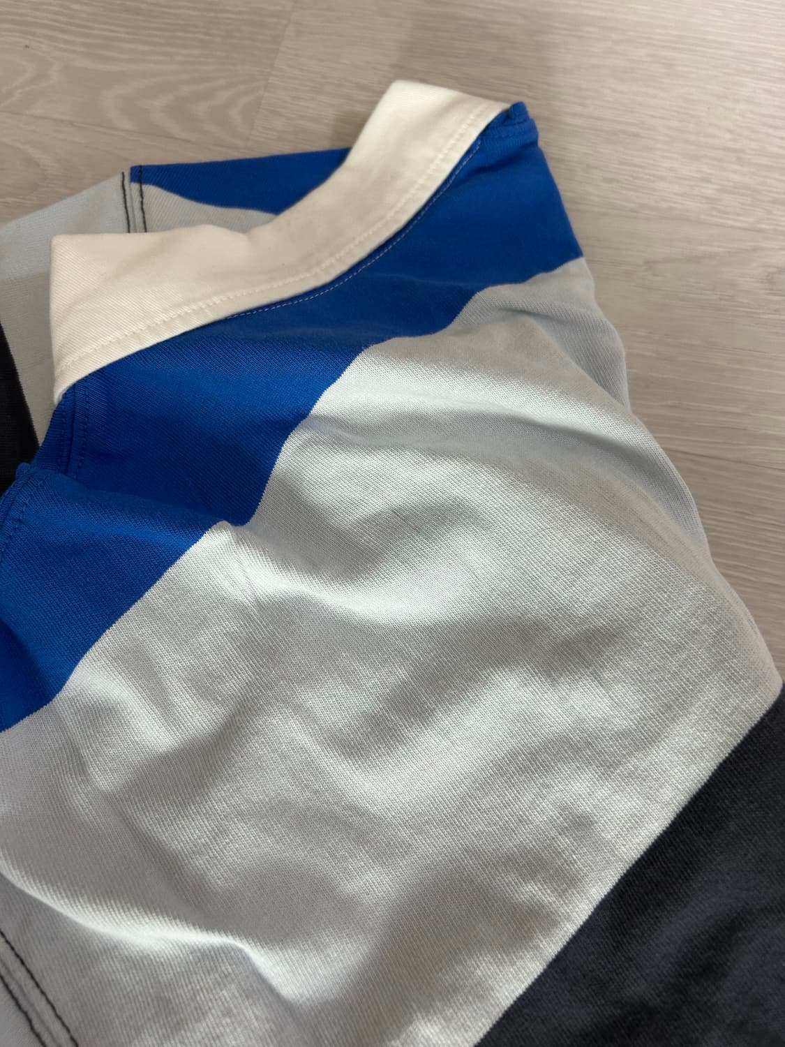 유니클로 JW앤더슨 오버사이즈 러거스트라이프 폴로셔츠 L 사이즈 상품이미지3