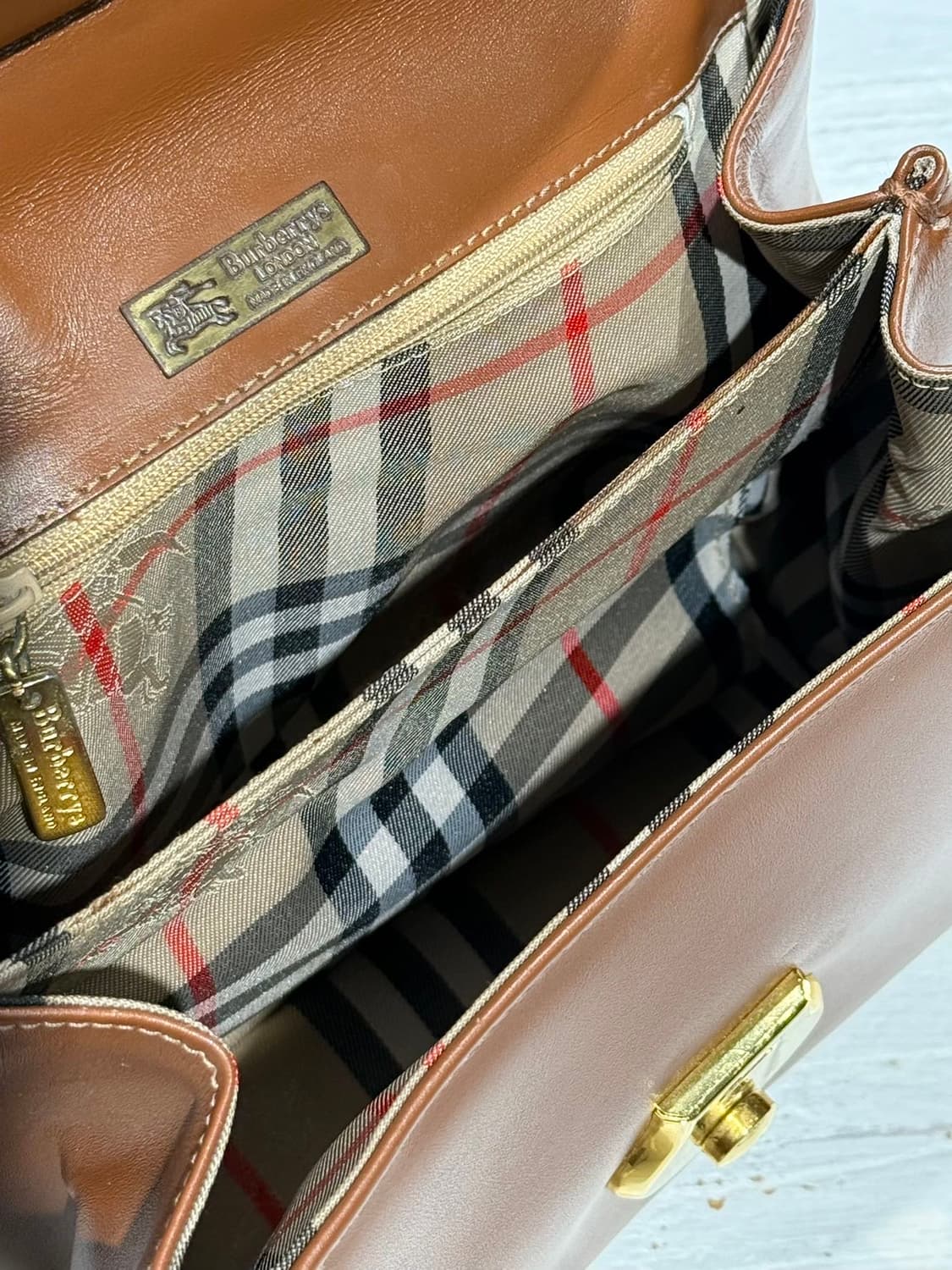 버버리 브라운 레더 금장 탑 핸들 백 상품이미지10