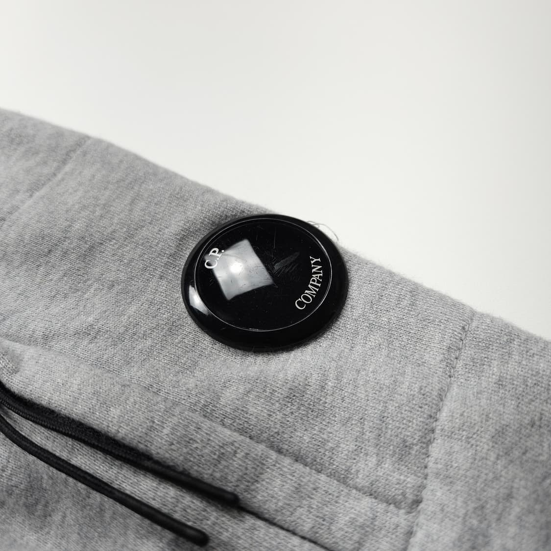 CP컴퍼니 렌즈 와펜 그레이 맨투맨 (XL) 상품이미지3