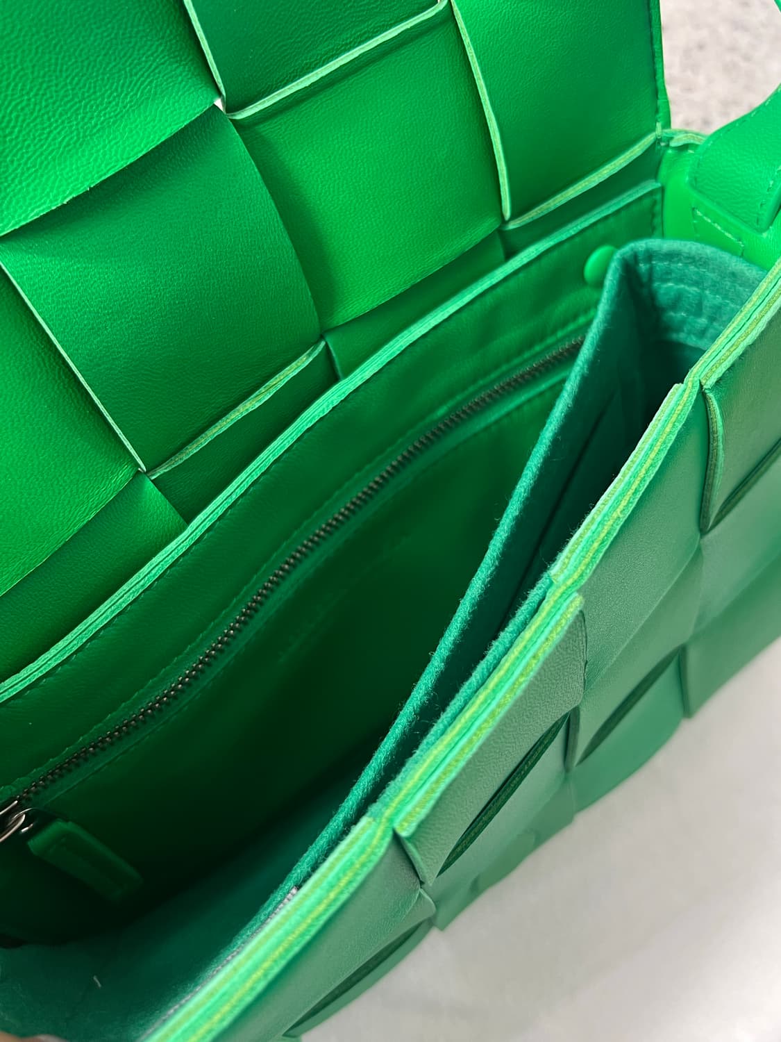 풀박 (10회미만착용) 보테가베네타 카세트백 그린 무광+사몰가 이너백 상품이미지5