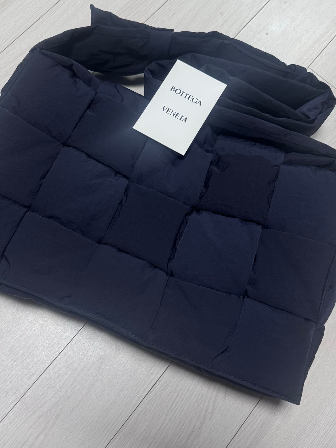 보테가 패딩 카세트백 네이비 색상 라자 판매합니다 상품이미지1
