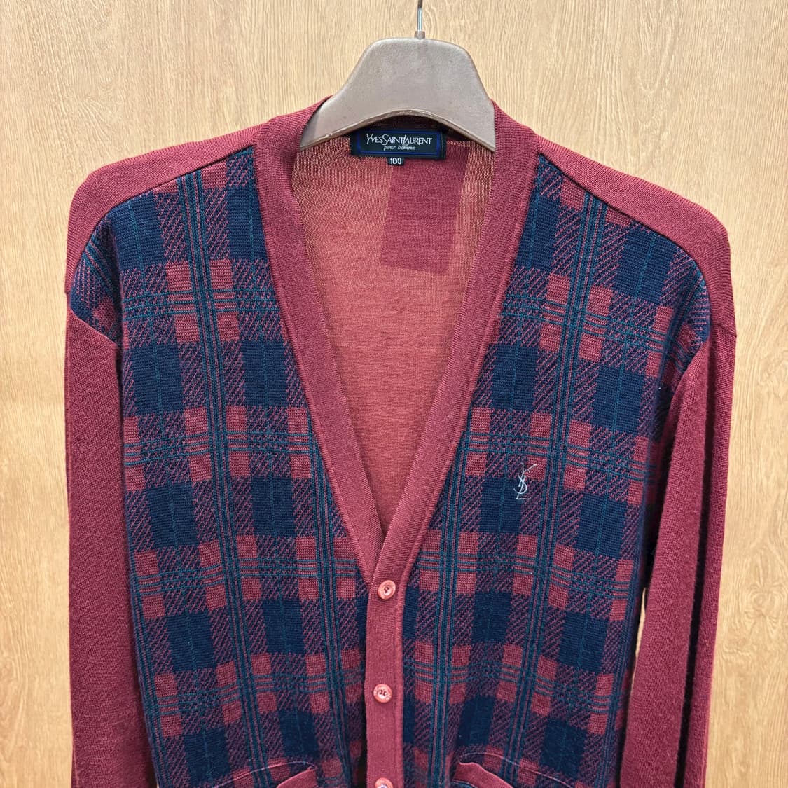 입생로랑 딥 브이넥 긴팔 가디건 네이비 체크 패턴 디테일 버건디 상품이미지4