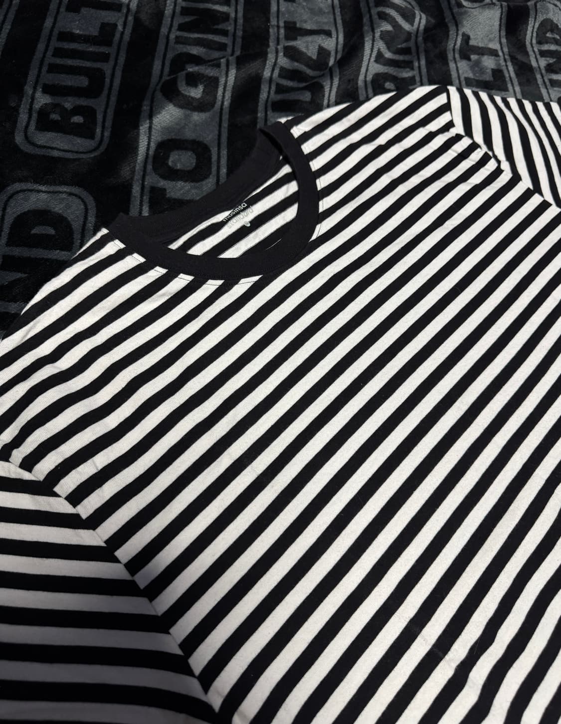 무신사 스탠다드 스트라이프 릴랙시드 크루 넥 숏 슬리브 티셔츠 블랙 화이 상품이미지3