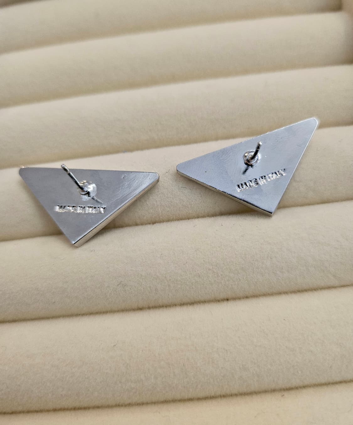 프라다 업사이클링 삼각로고 귀걸이 블랙 상품이미지5