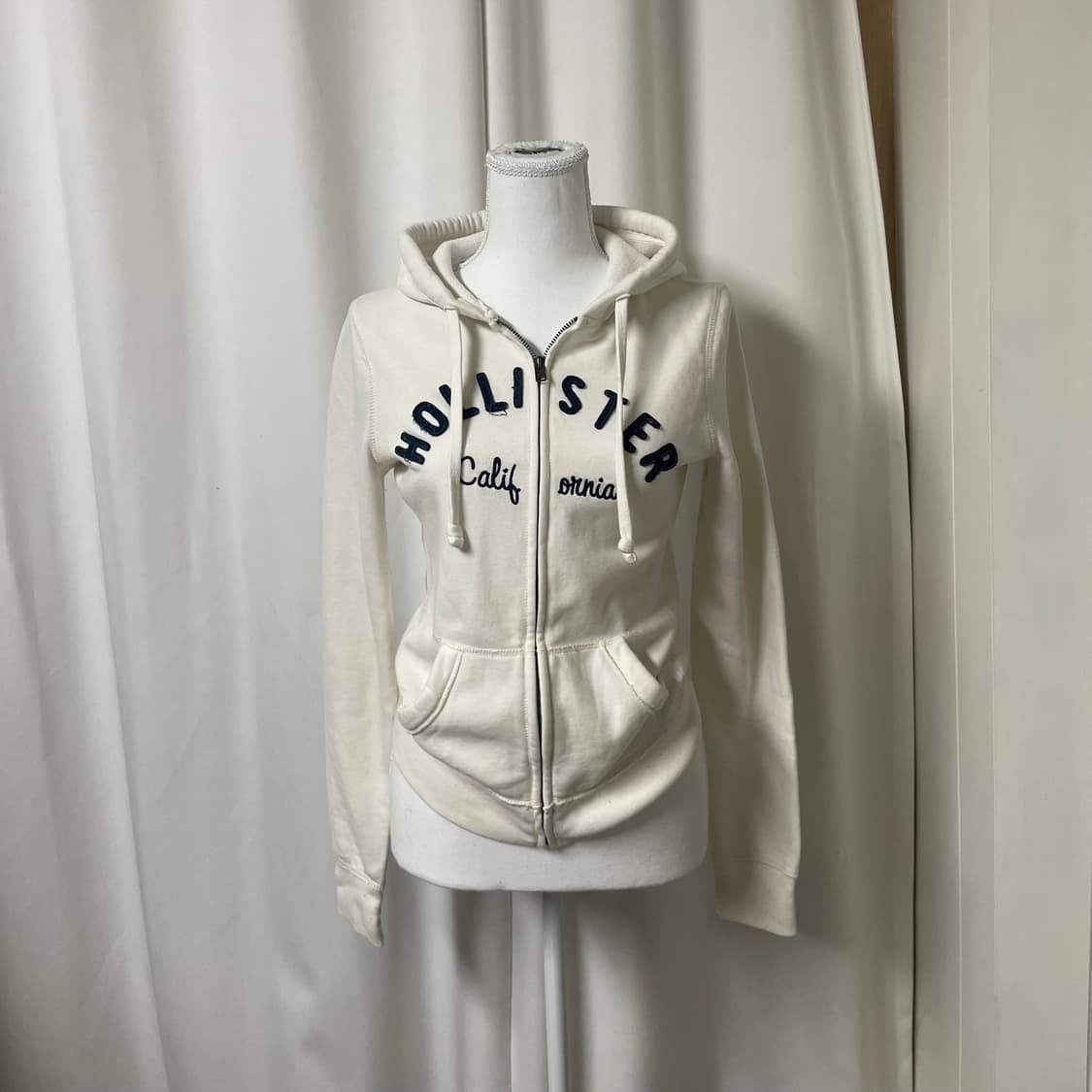홀리스터 아이보리 남색로고 크림 후드집업 상품이미지1
