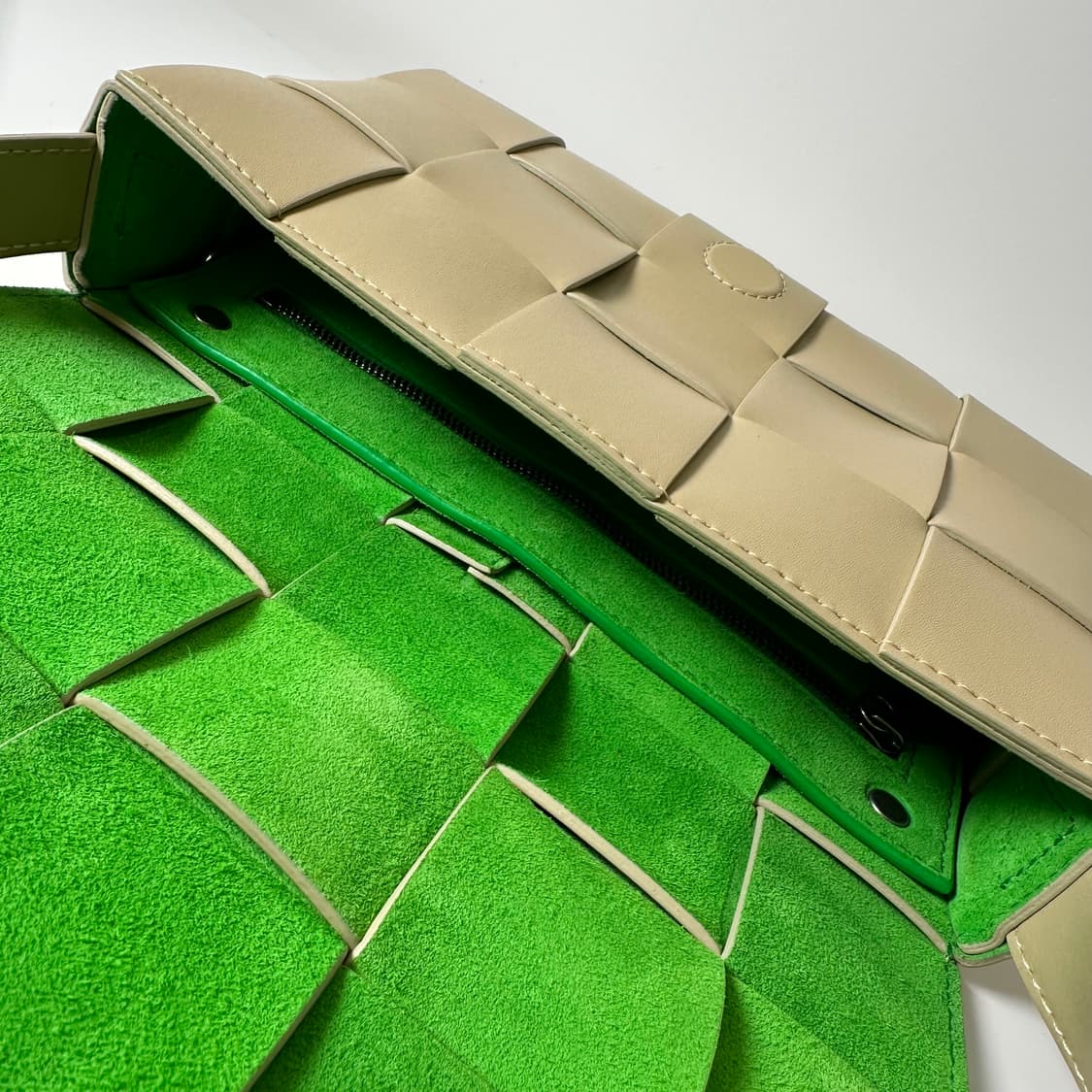 보테가 베네타 레더 카세트백 상품이미지2