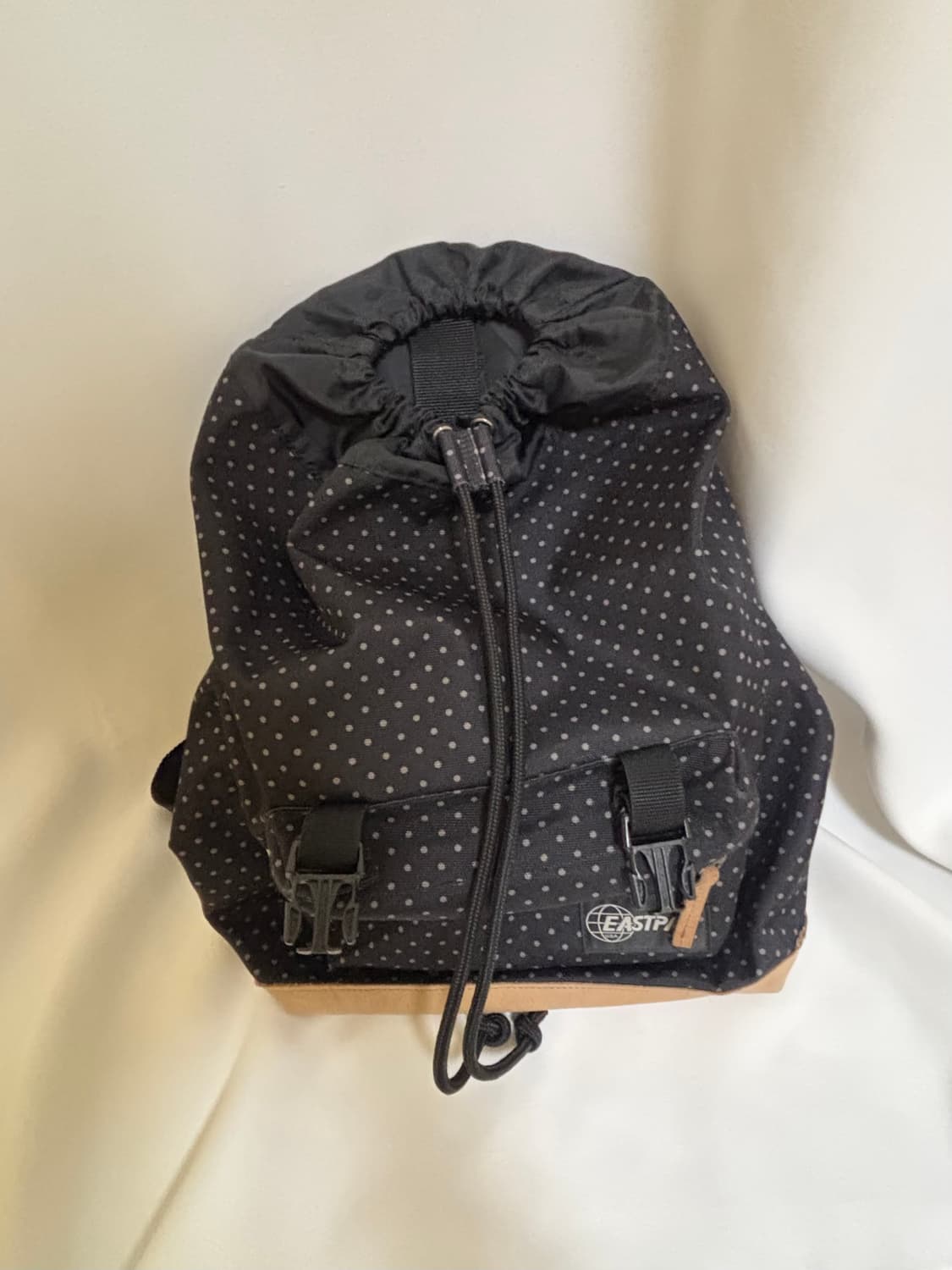 Eastpak 이스트팩 도트 스타일 백팩 상품이미지3