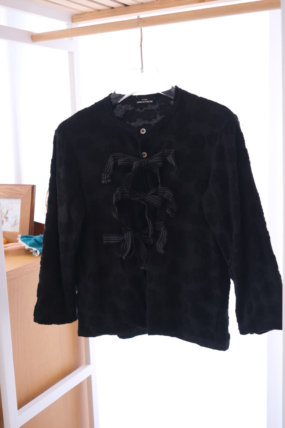 Flower embossed ribbon top 상품이미지1